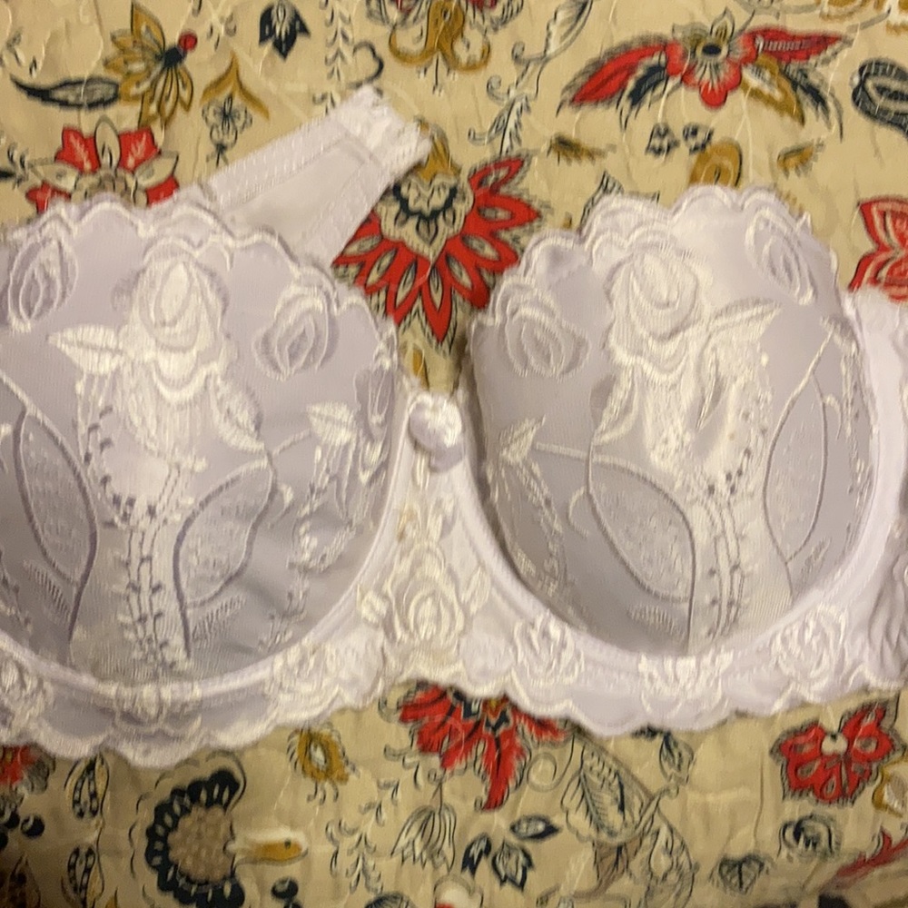 Bras - Picture 3 of 7